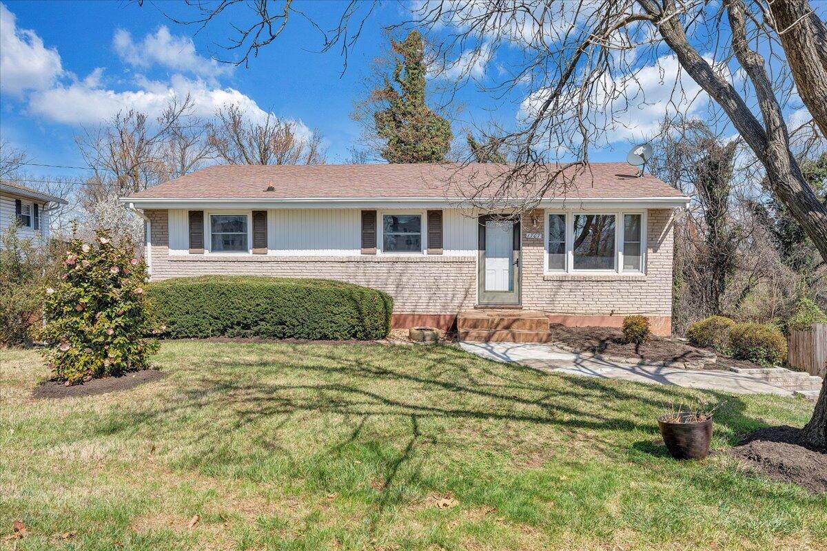 1707 Glendon Road Salem, VA 24153 - Photo 39 of 41 a front view of a house with a yard
