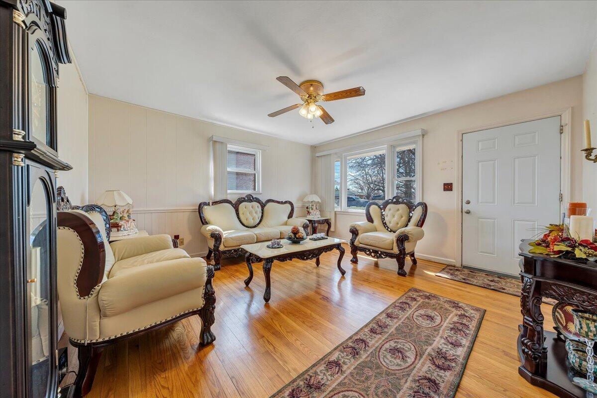 1707 Glendon Road Salem, VA 24153 - Photo 5 of 41 a living room with furniture and a rug
