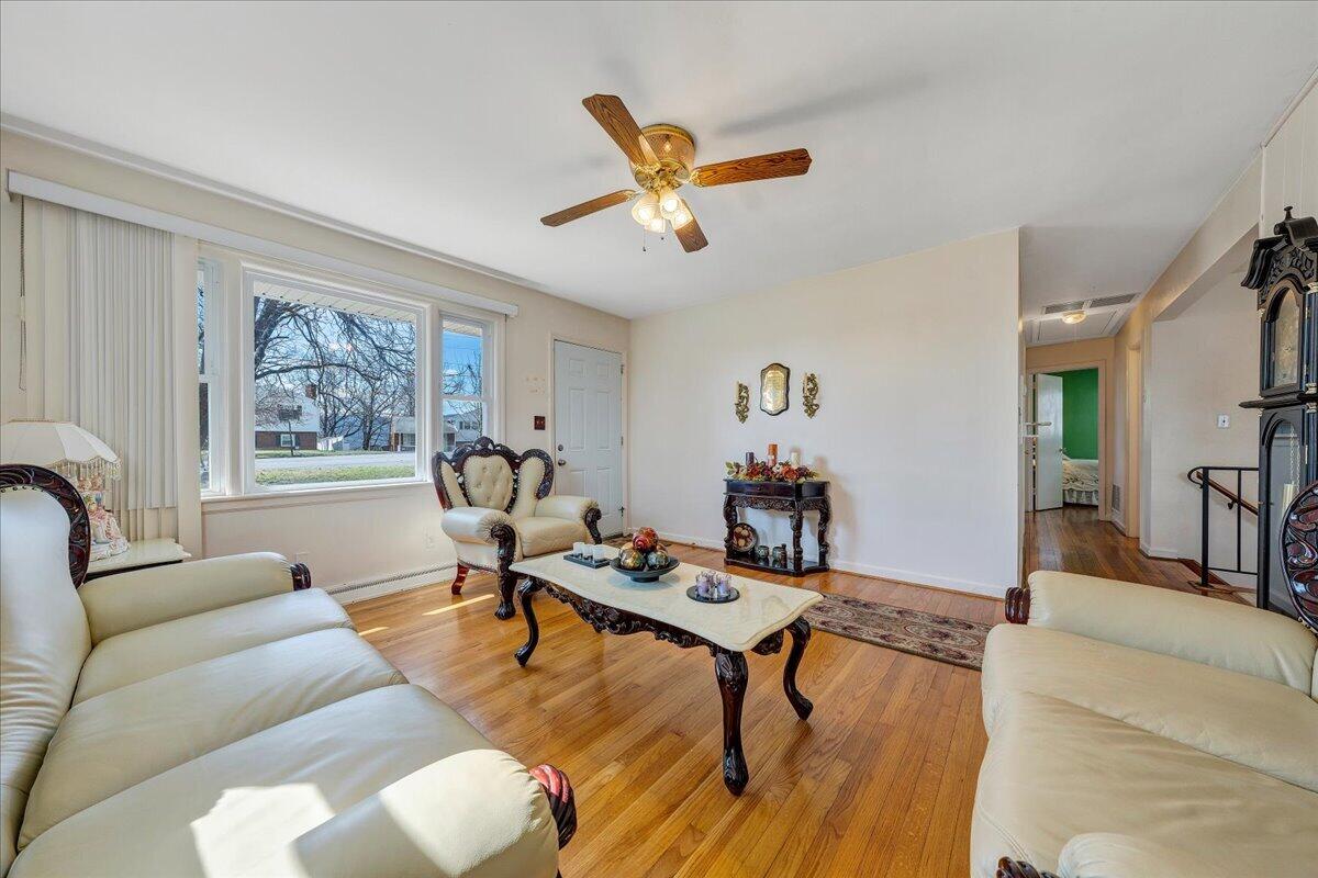 1707 Glendon Road Salem, VA 24153 - Photo 6 of 41 a living room with furniture