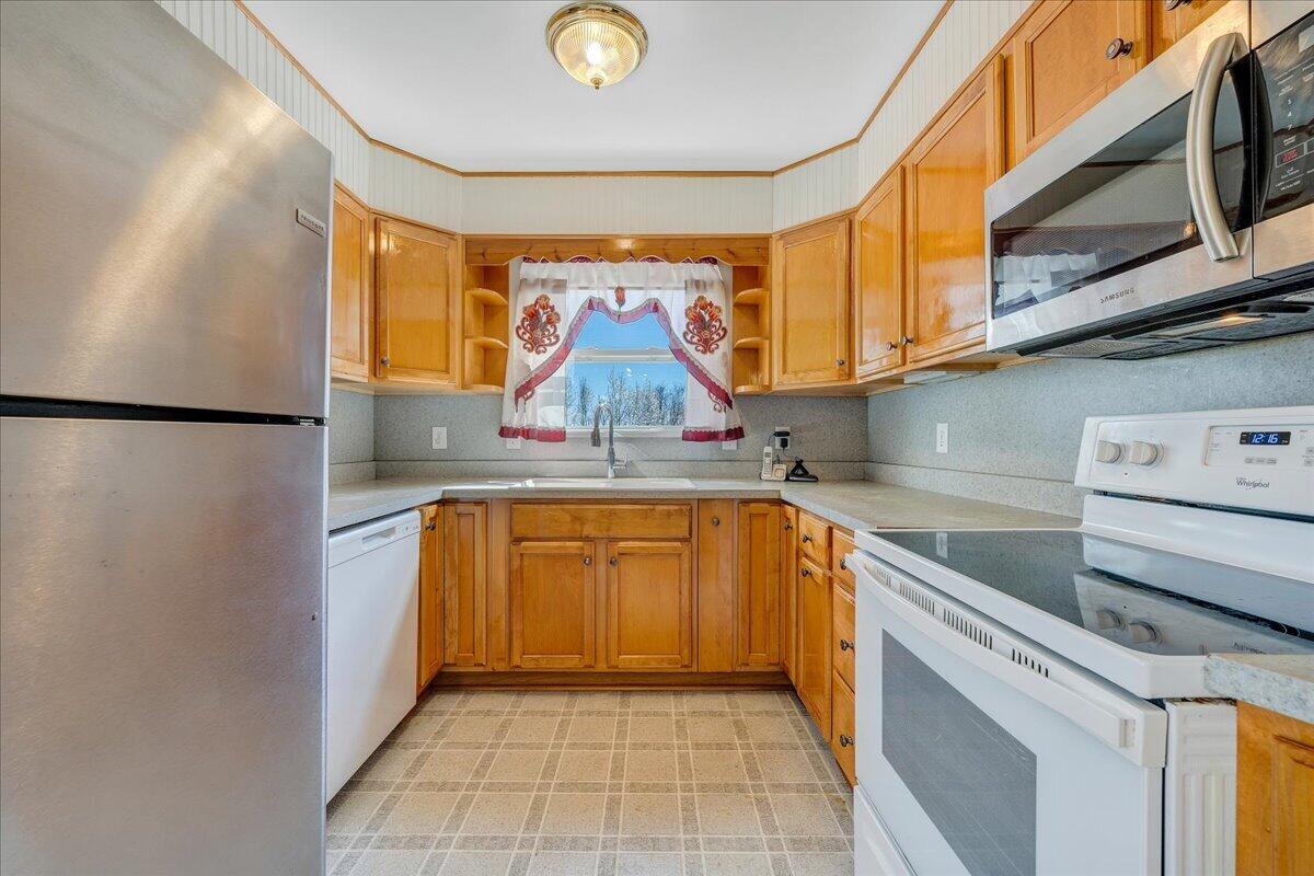 1707 Glendon Road Salem, VA 24153 - Photo 8 of 41 a kitchen with stainless steel appliances granite countertop a refrigerator and a sink