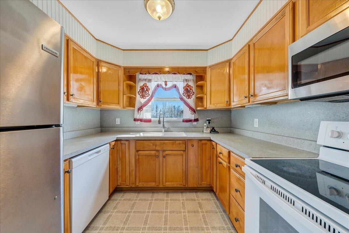 1707 Glendon Road Salem, VA 24153 - Photo 9 of 41 a kitchen with stainless steel appliances granite countertop a sink and a stove