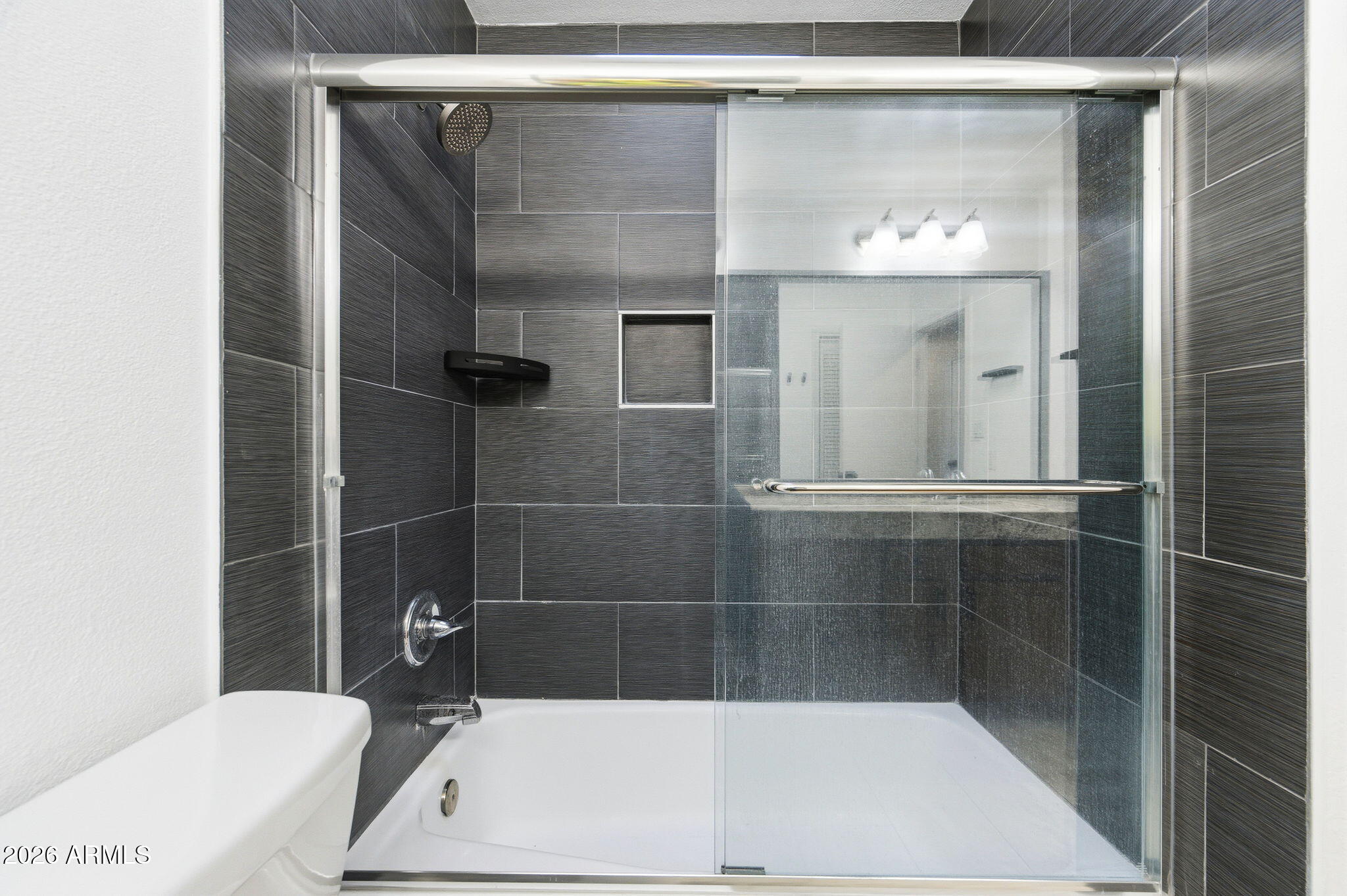 1726 West Royal Palm Road Phoenix, AZ 85021 - Photo 9 of 20 a bathroom with a bathtub