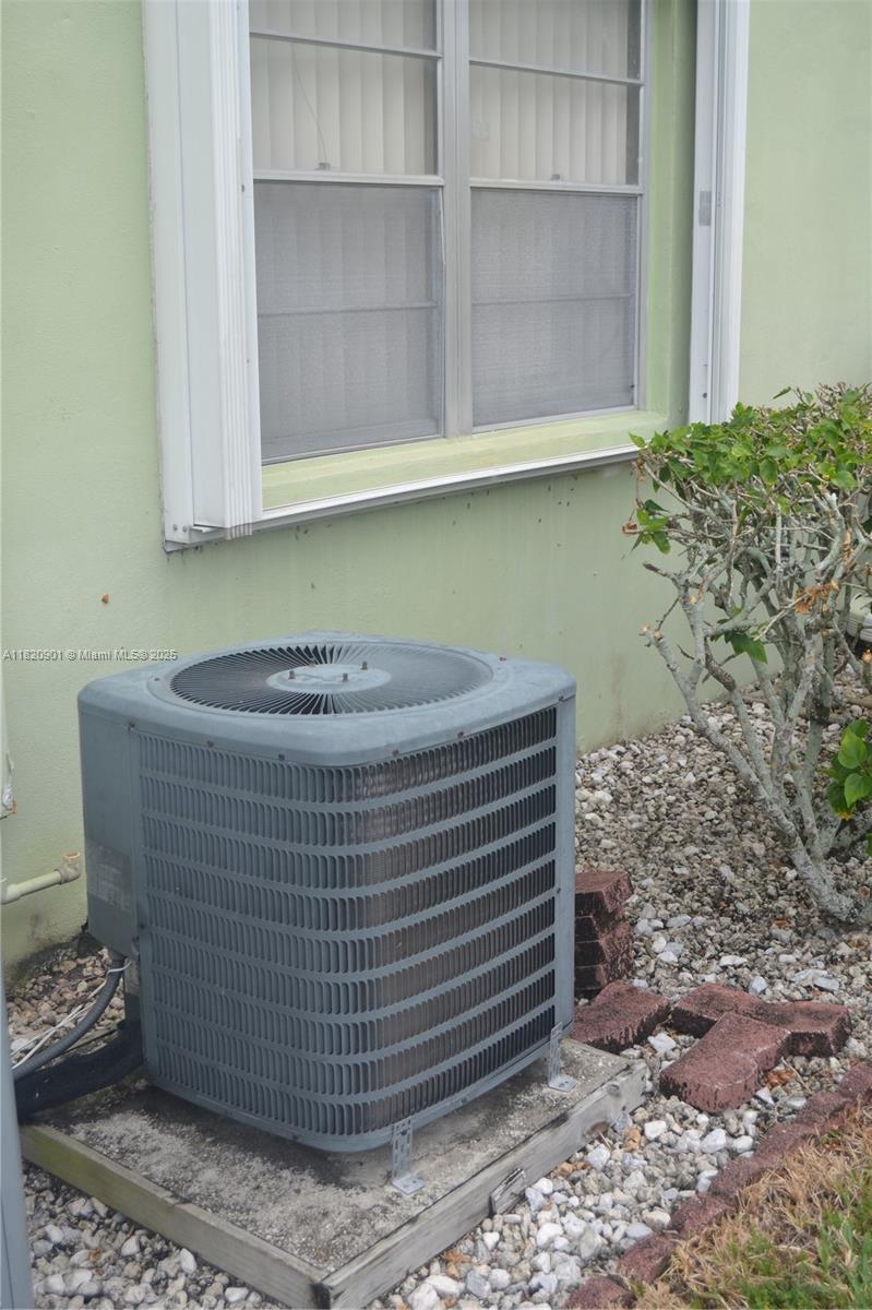 56 Norwich C, Unit 56 West Palm Beach, FL 33417 - Photo 22 of 23 a close view of appliances