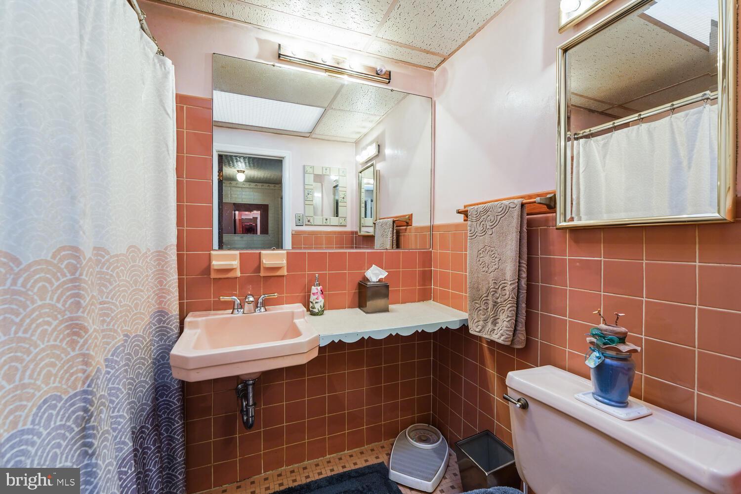2024 Heather Road Folcroft, PA 19032 - Photo 17 of 21 Bathroom