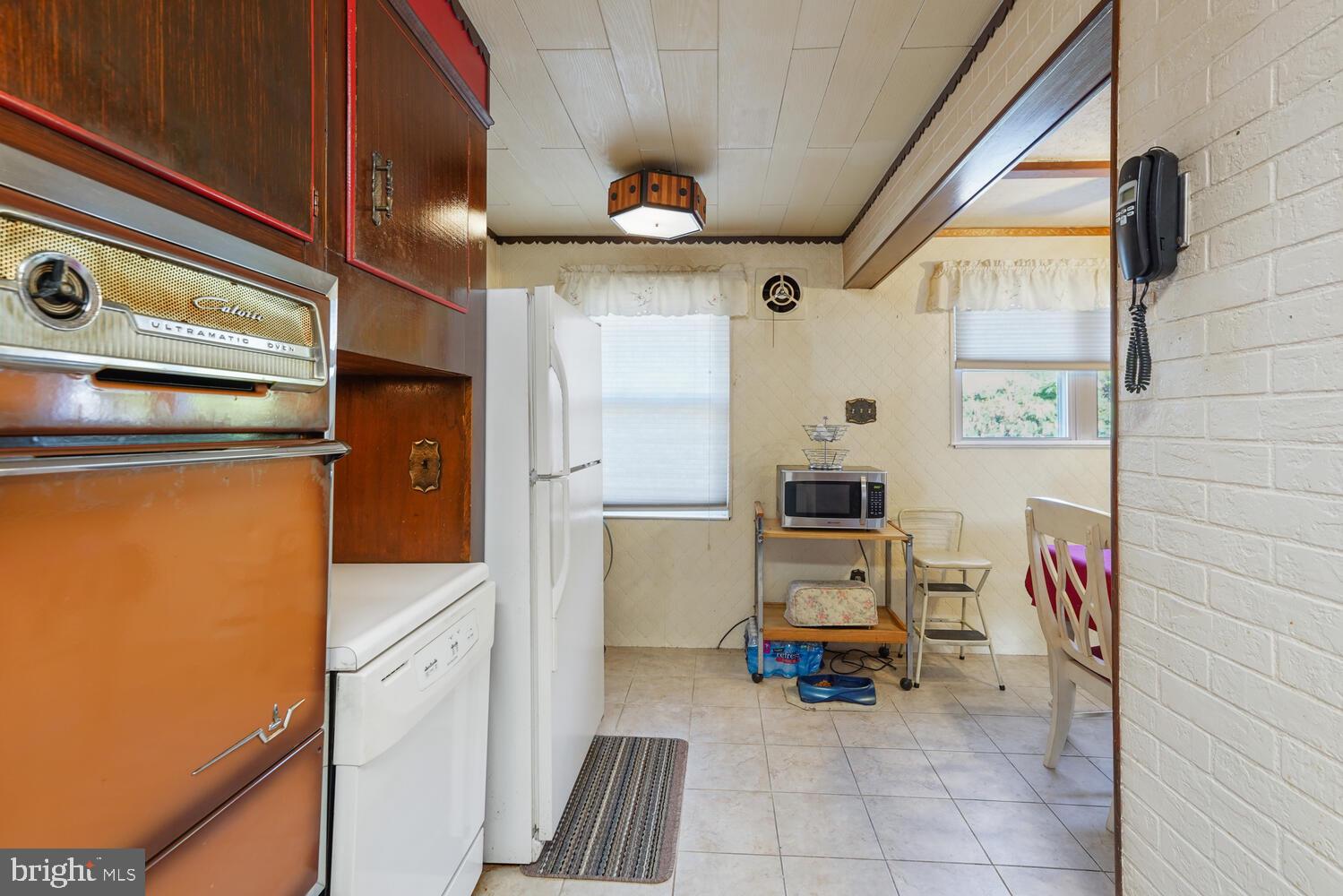 2024 Heather Road Folcroft, PA 19032 - Photo 10 of 21 Kitchen