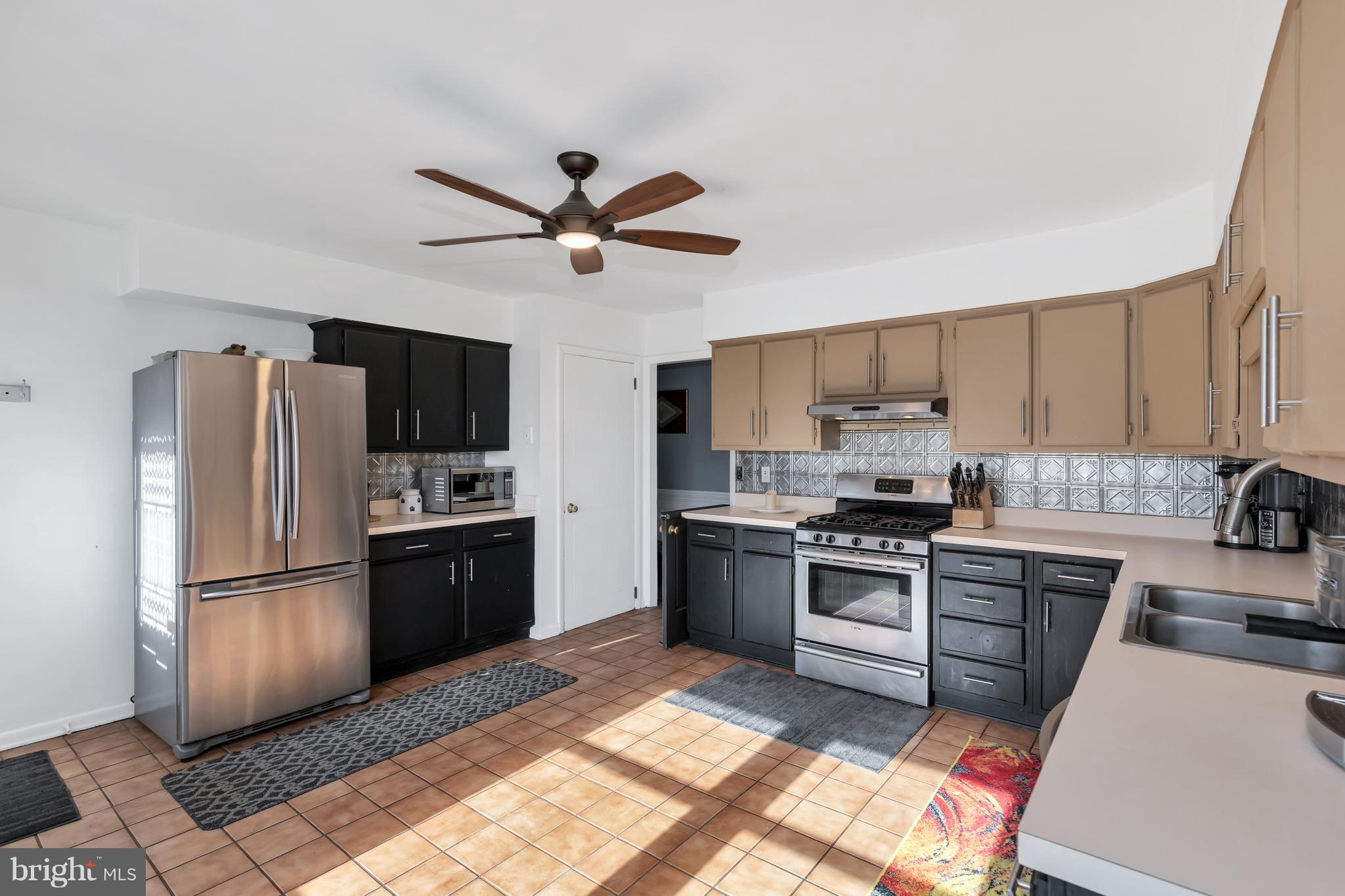 13158 Sagle Road Purcellville, VA 20132 - Photo 22 of 27 Kitchen with updated stainless steel appliances