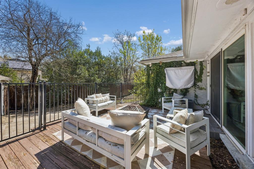 5130 Rexton Lane Dallas, TX 75214 - Photo 24 of 28 a view of a chairs and tables in the balcony