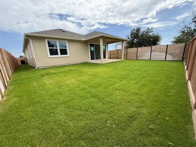 a view of a house with backyard