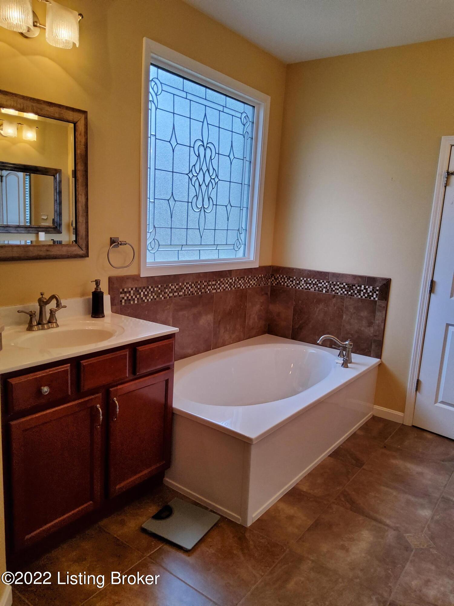 10129 Reeseman Drive Louisville, KY 40291 - Photo 10 of 39 12