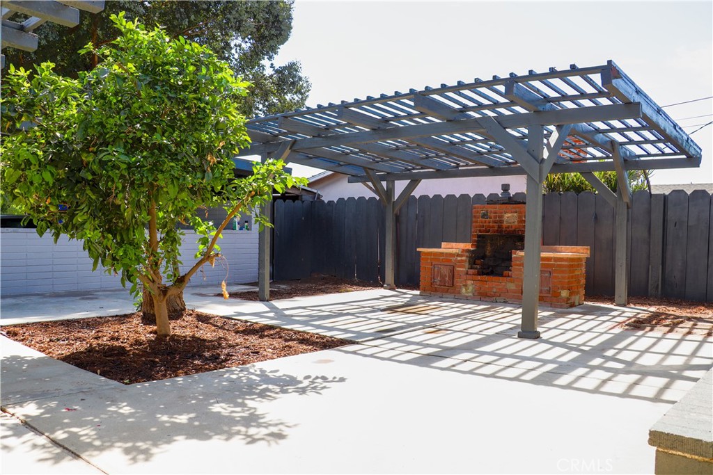 3323 Riverview Drive Jurupa Valley, CA 92509 - Photo 5 of 26 a outdoor view of a house with plants and trees