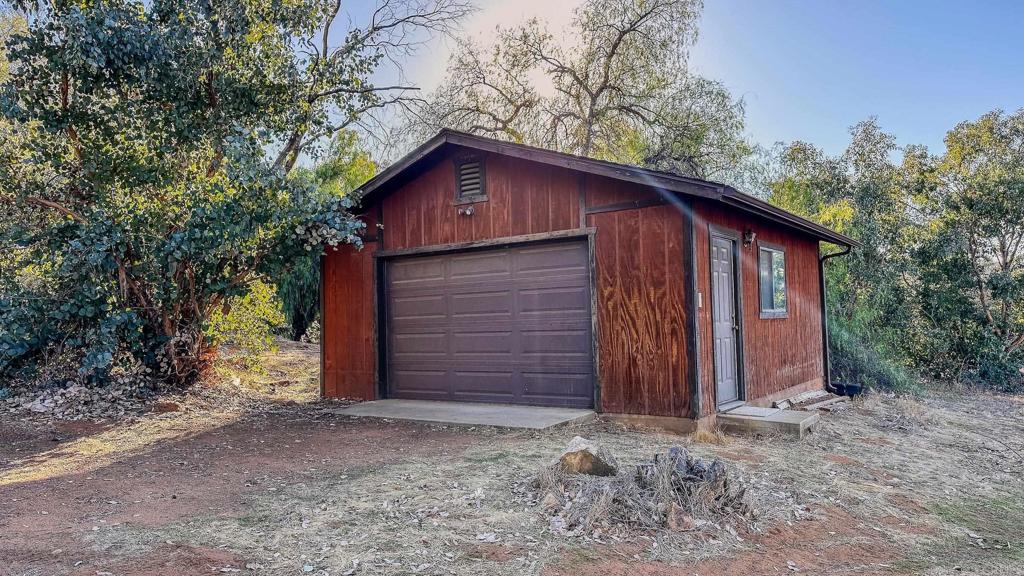 1002 Summer Glen Road Ramona, CA 92065 - Photo 31 of 40 a view of a house with a outdoor space