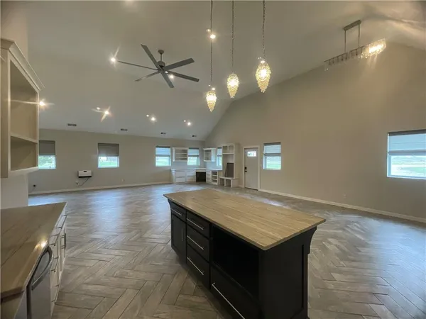 $425,000 | 585 Northwest 500 Road, Clinton, MO 64735