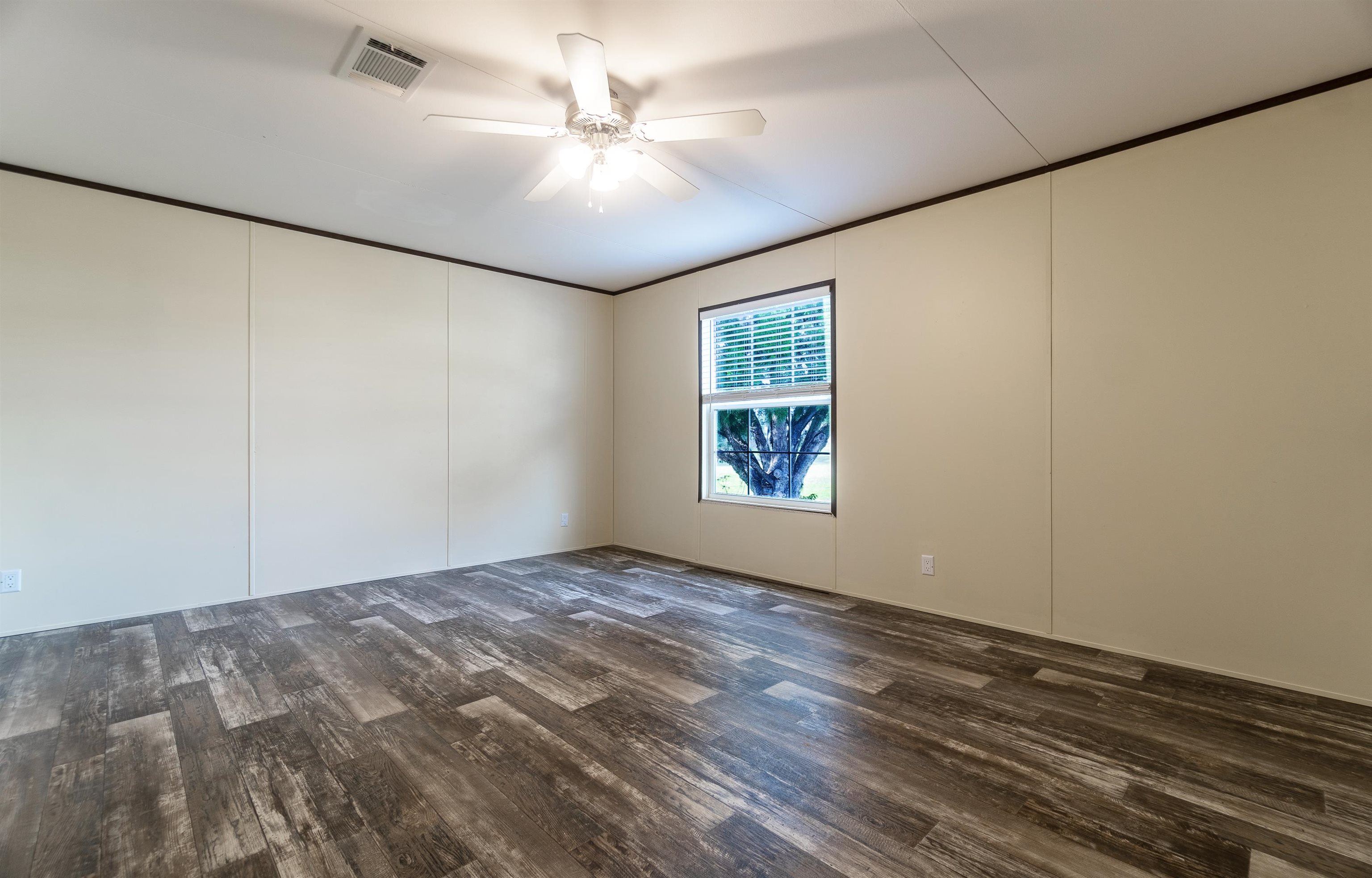 102 Pinelake Drive Satsuma, FL 32189 - Photo 18 of 35 an empty room with windows