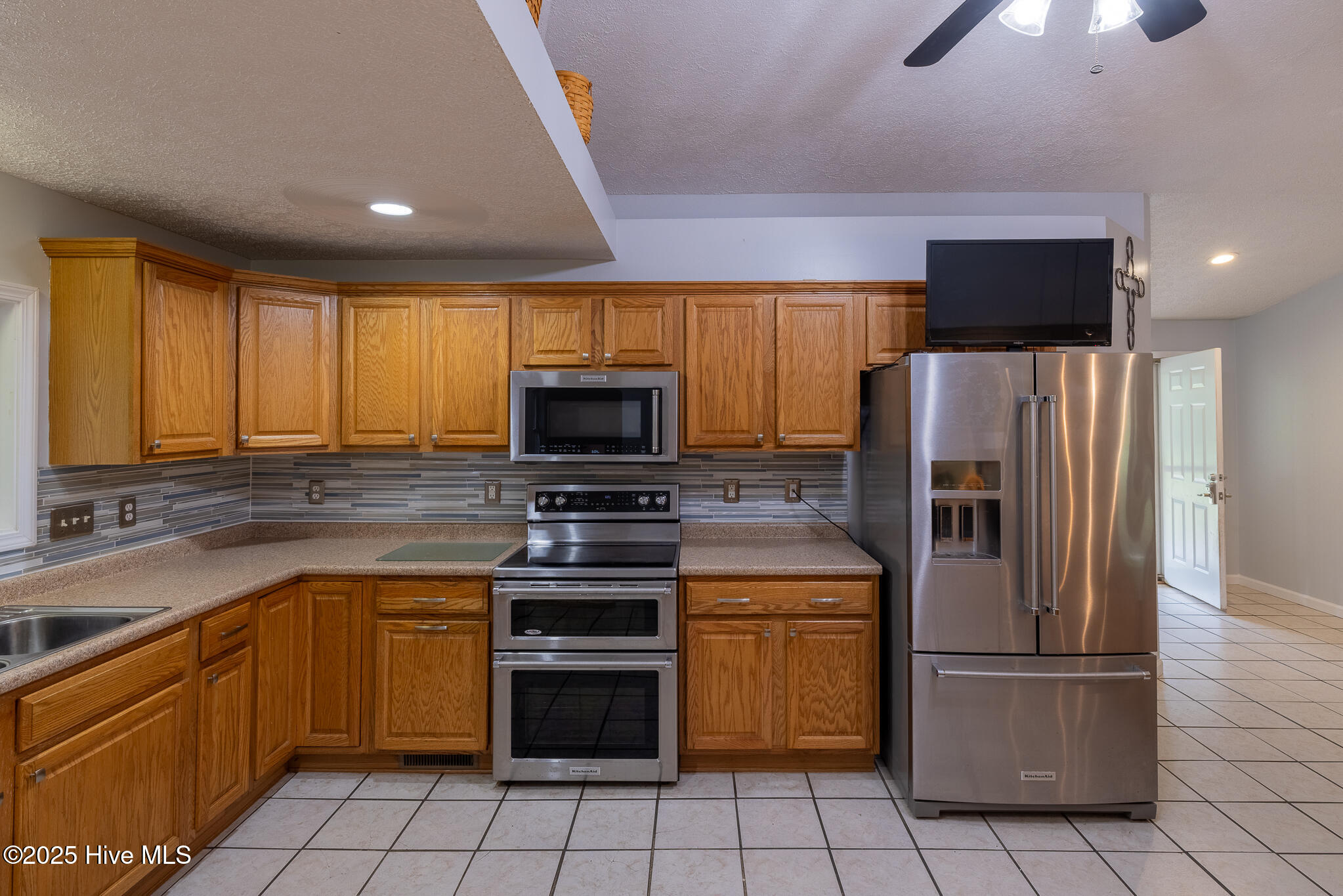 161 Howard Lane Swansboro, NC 28584 - Photo 14 of 56 Split-level ceiling for displaying treasures.