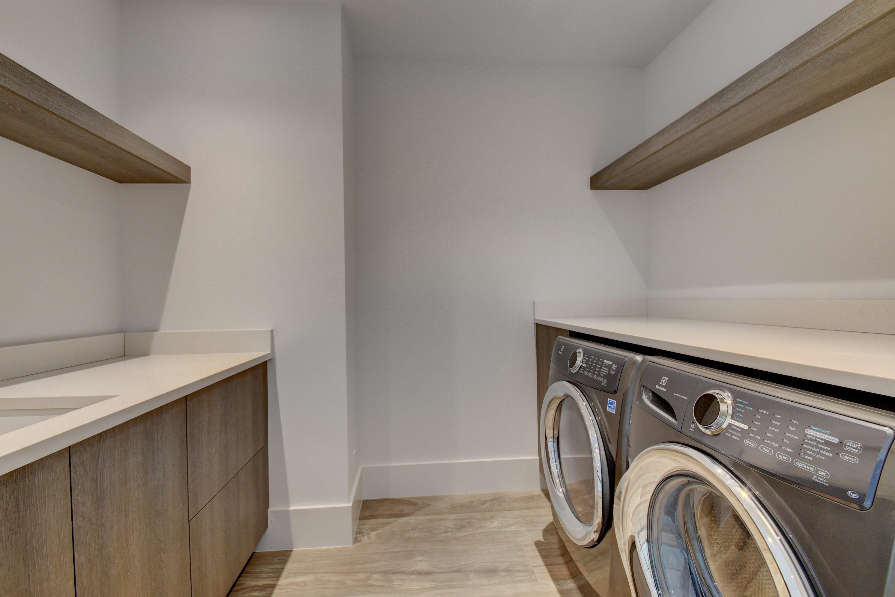 530 Northeast Wavecrest Way, Unit SOUTH Boca Raton, FL 33432 - Photo 19 of 26 132_Laundry Upstairs (32)