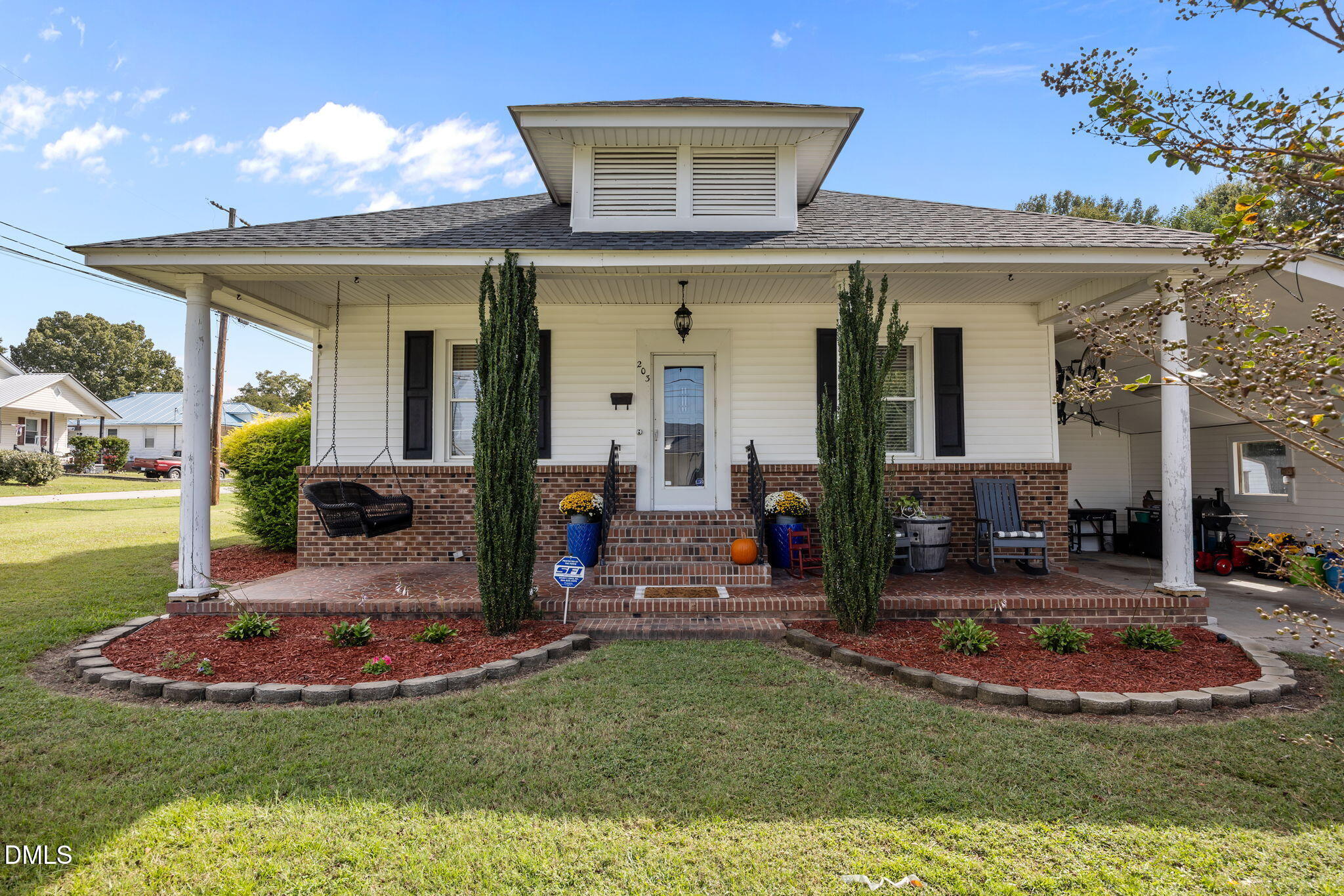 a view of a house with entertaining space