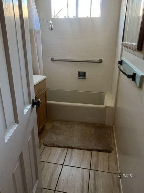103 North Clay Street Independence, CA 93526 - Photo 17 of 25 a bathroom with a tub