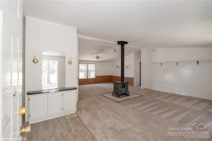 53435 Deep Woods Road La Pine, OR 97739 - Photo 4 of 19 Welcoming entrance and into the great ro