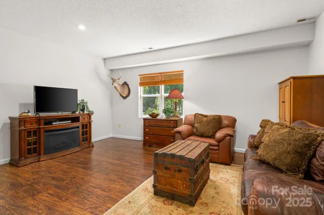 $600,000 | 701 Salisbury Road, Hendersonville, NC 28792