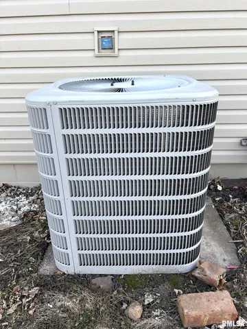 $199,900 | 601 Glenway Avenue, Knoxville, IL 61448