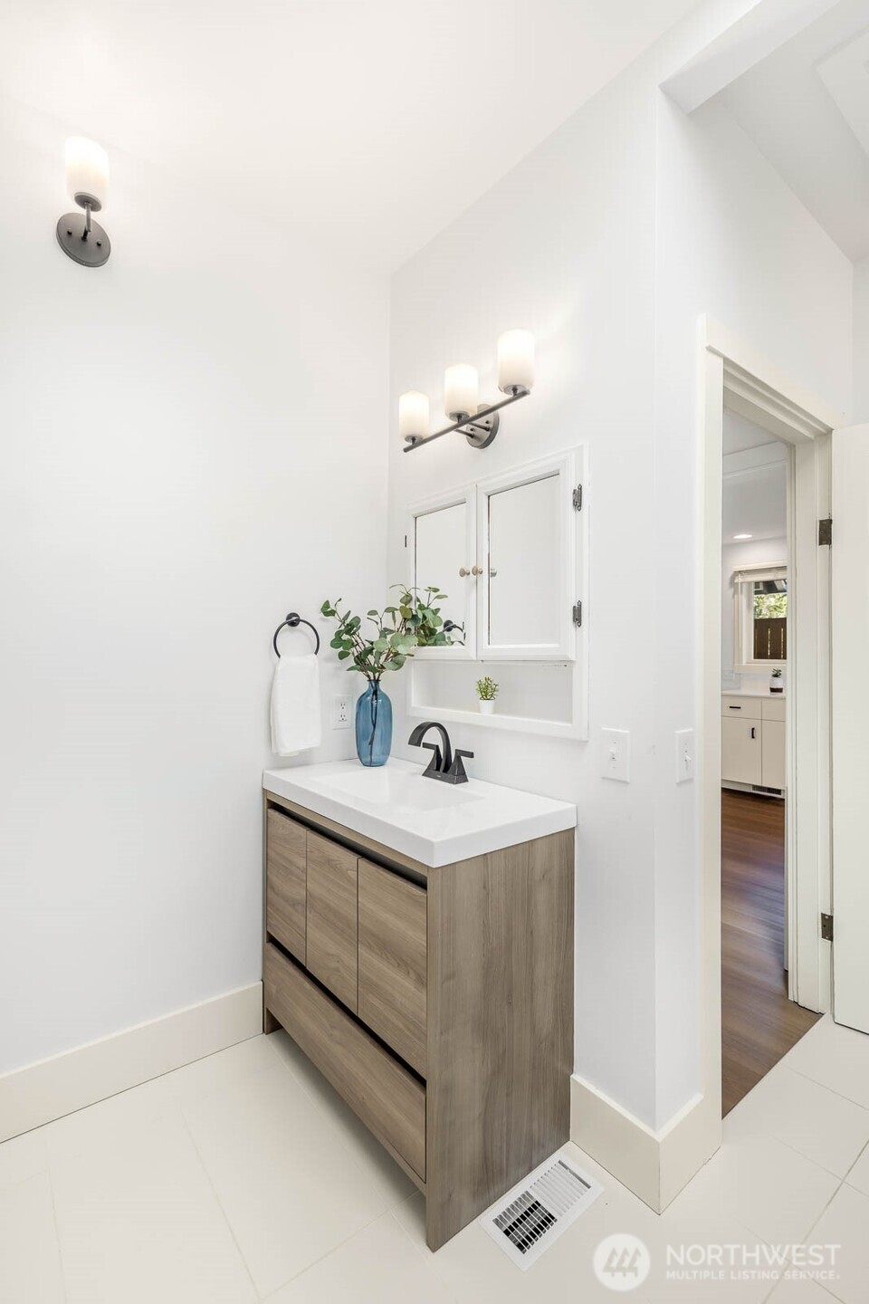 2423 3rd Avenue West Seattle, WA 98119 - Photo 18 of 36