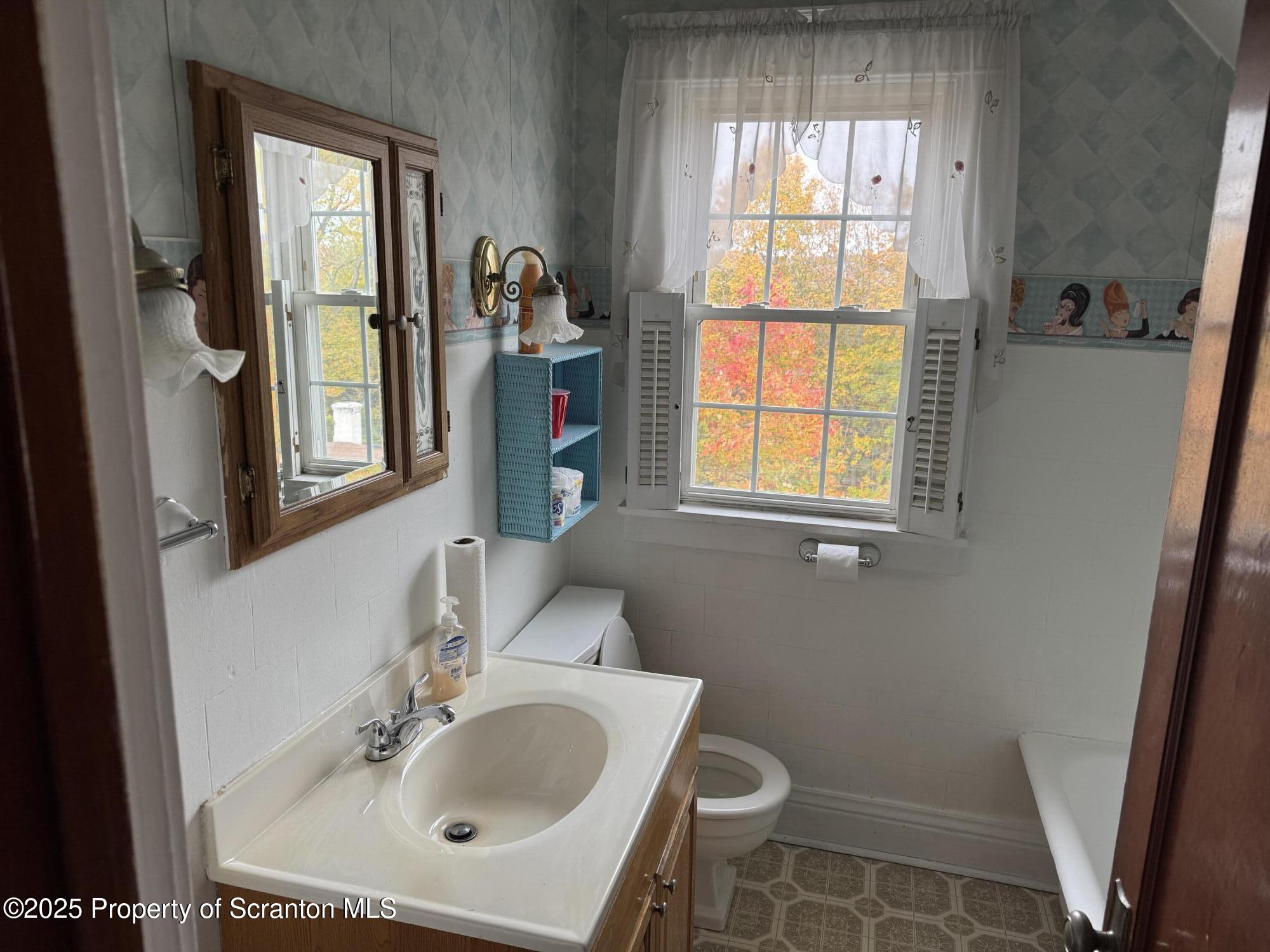 837 Matthew Avenue Scranton, PA 18510 - Photo 19 of 31 a bathroom with a sink toilet and tub
