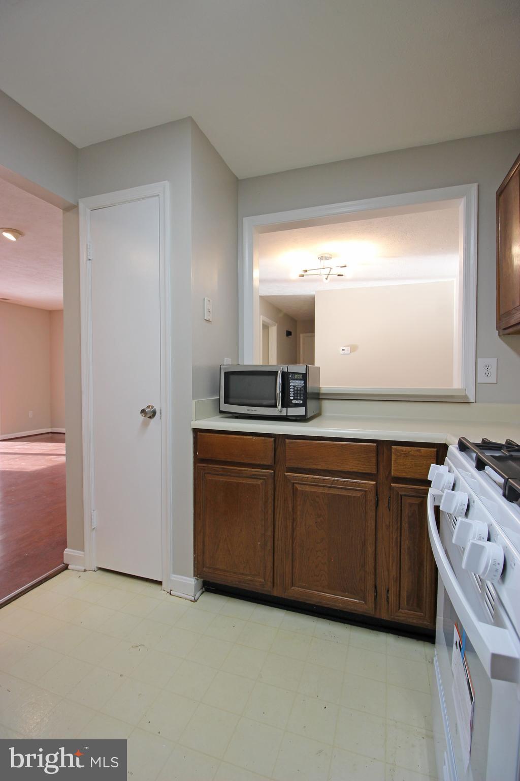 10182 Oakton Terrace Road Oakton, VA 22124 - Photo 4 of 23