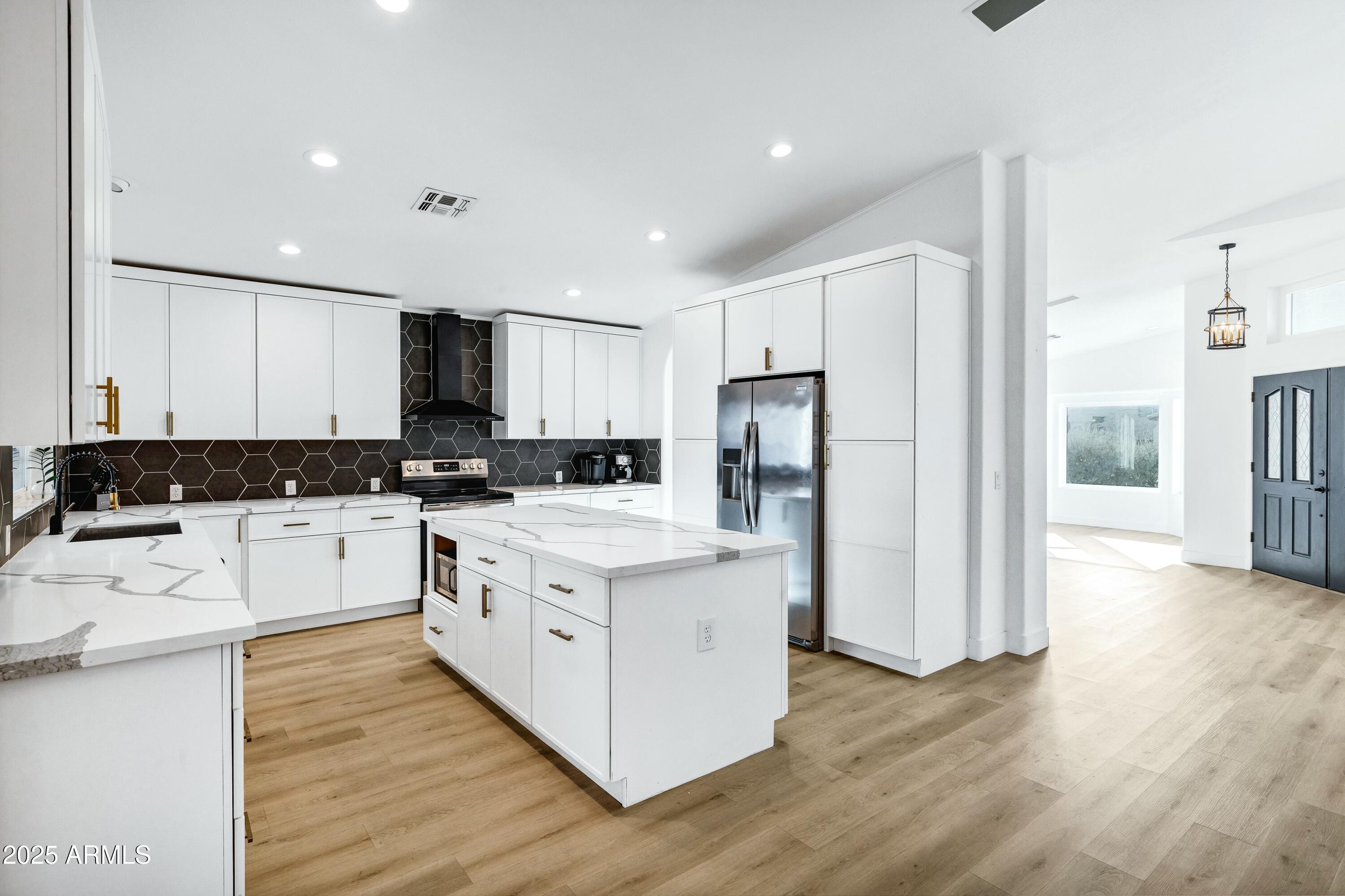 8740 West Bloomfield Road Peoria, AZ 85381 - Photo 3 of 40 tempImageSmkMBt