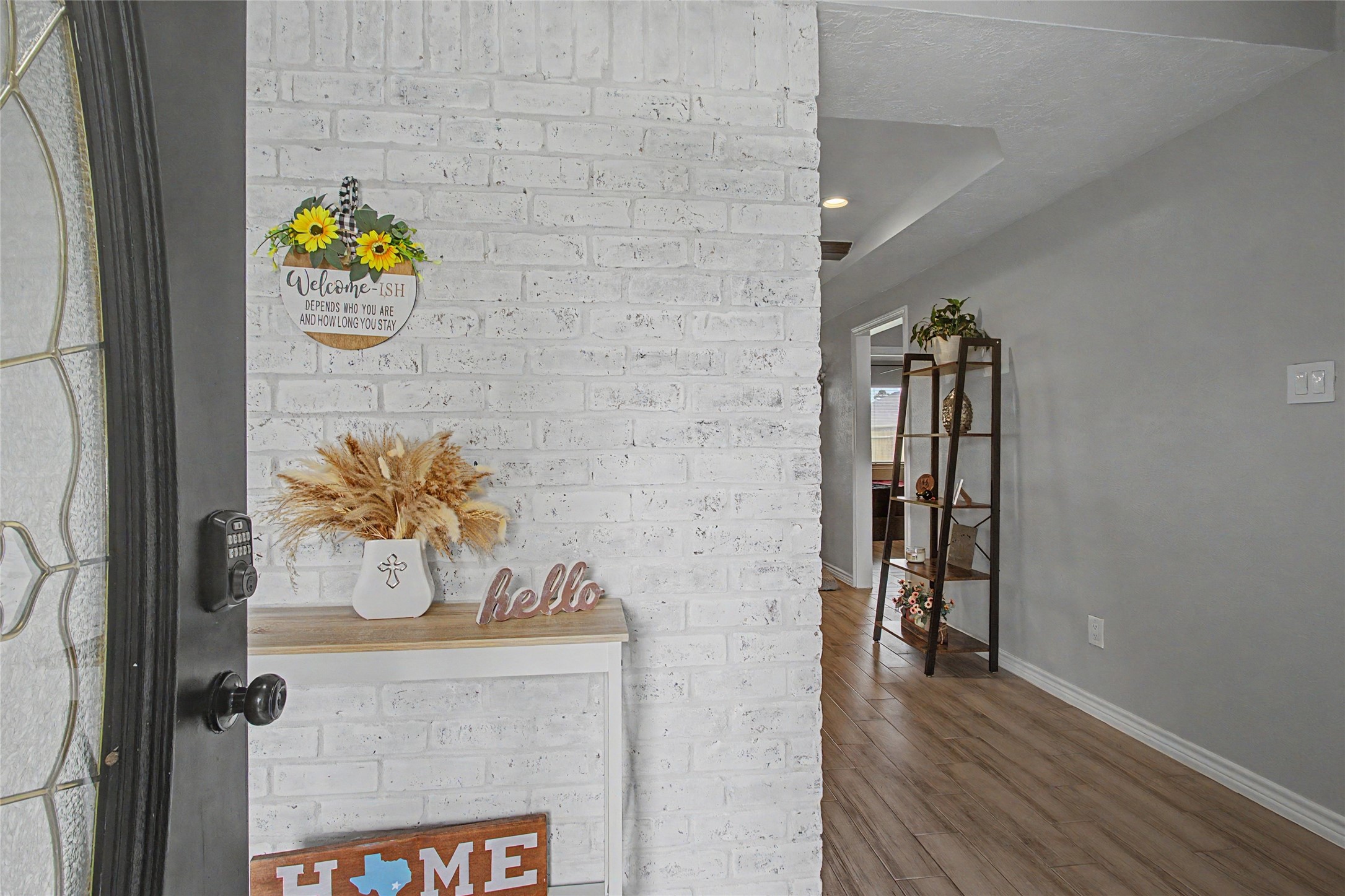 327 Fir Ridge Drive Huffman, TX 77336 - Photo 5 of 25 Entryway to the living area.