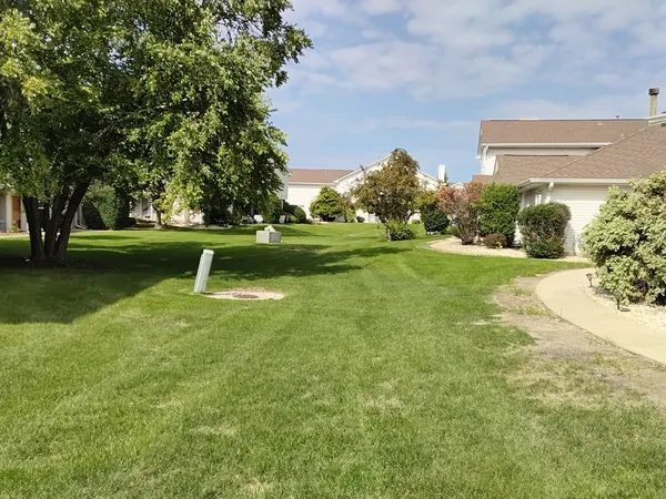 $179,000 | 12248 Fairway Circle, Unit B, Blue Island, IL 60406