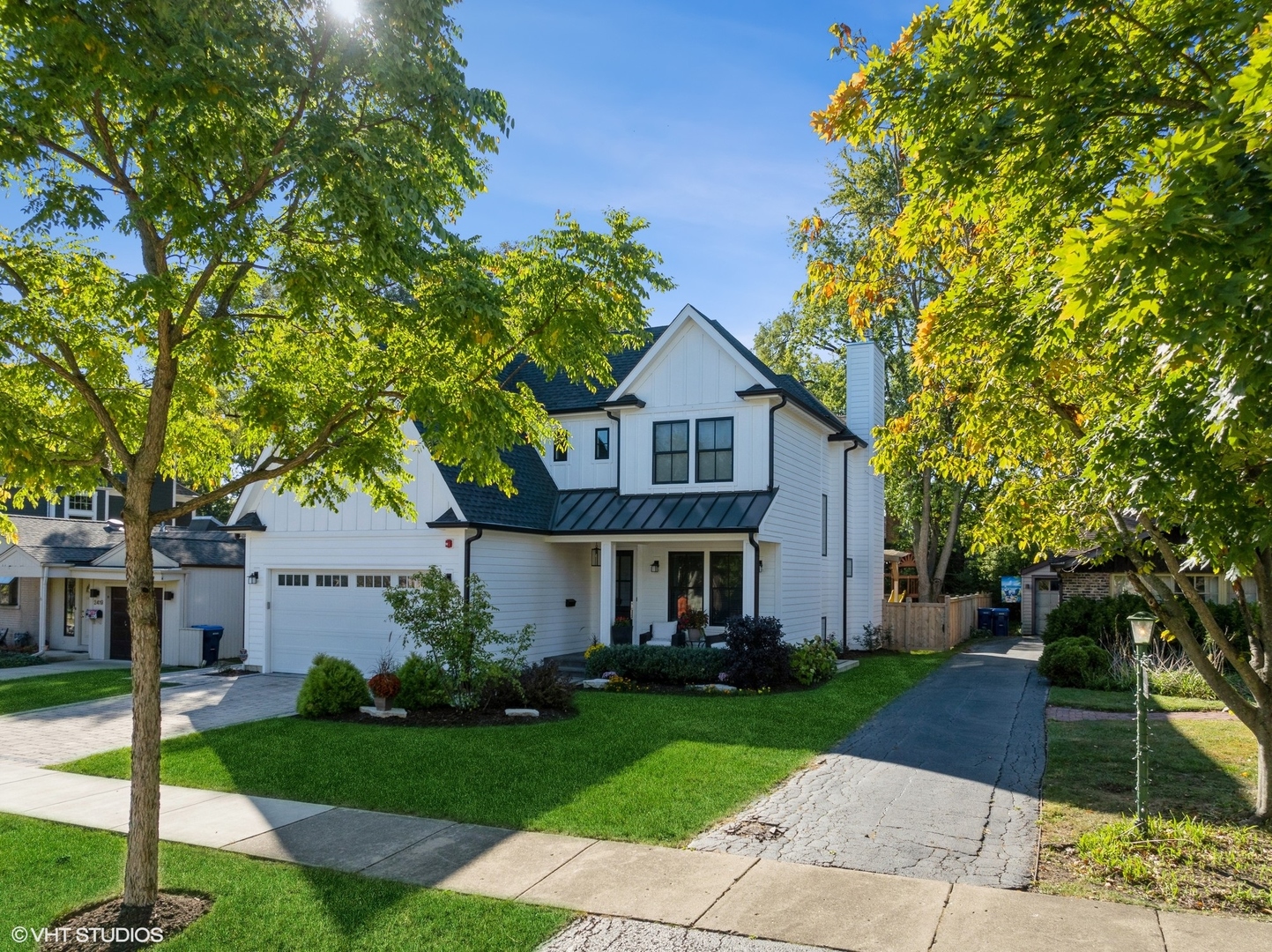 2425 Illinois Road Northbrook, IL 60062 - Photo 4 of 59 a front view of a house with a garden
