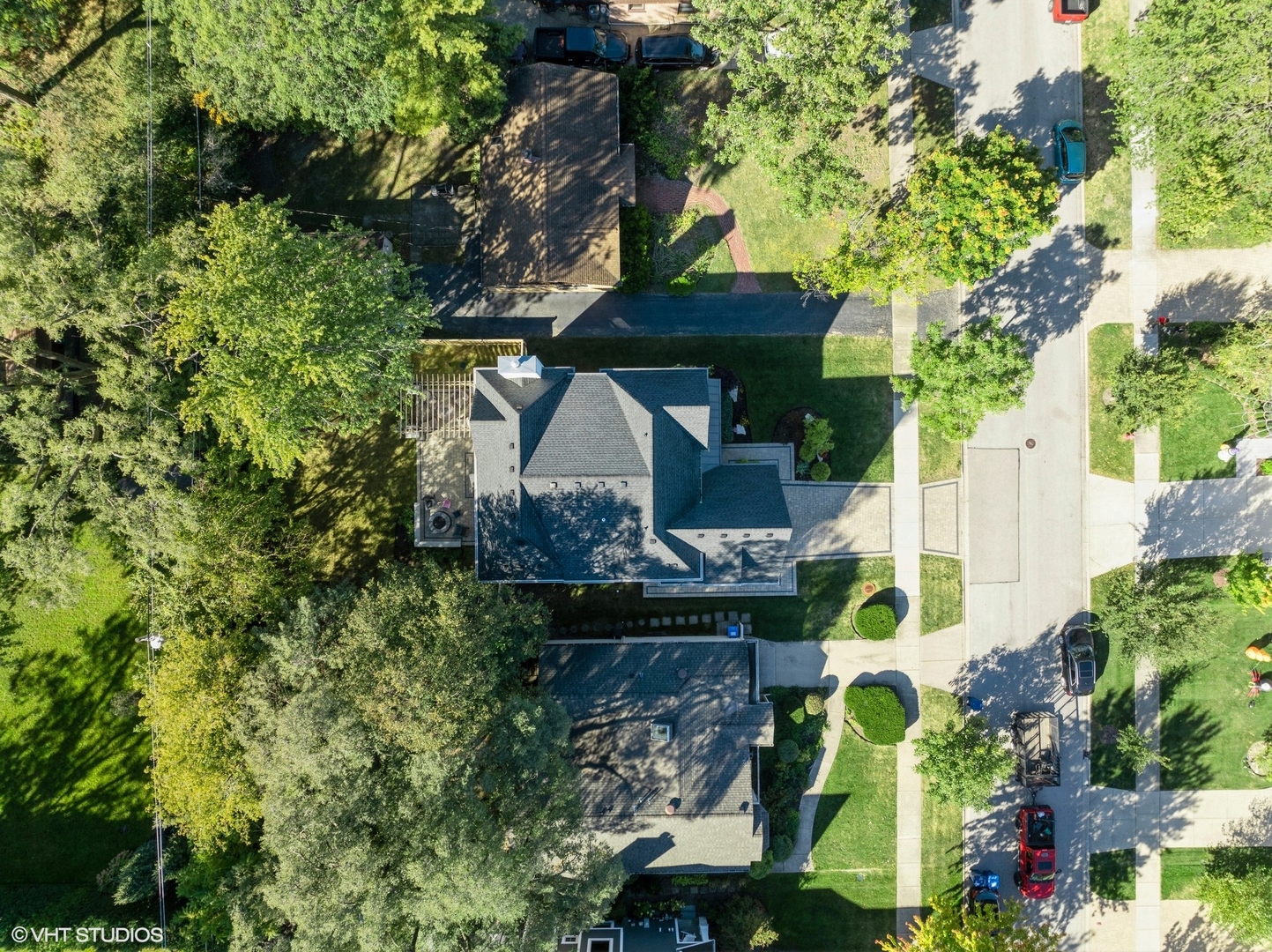 2425 Illinois Road Northbrook, IL 60062 - Photo 52 of 59 a front view of a house with garden