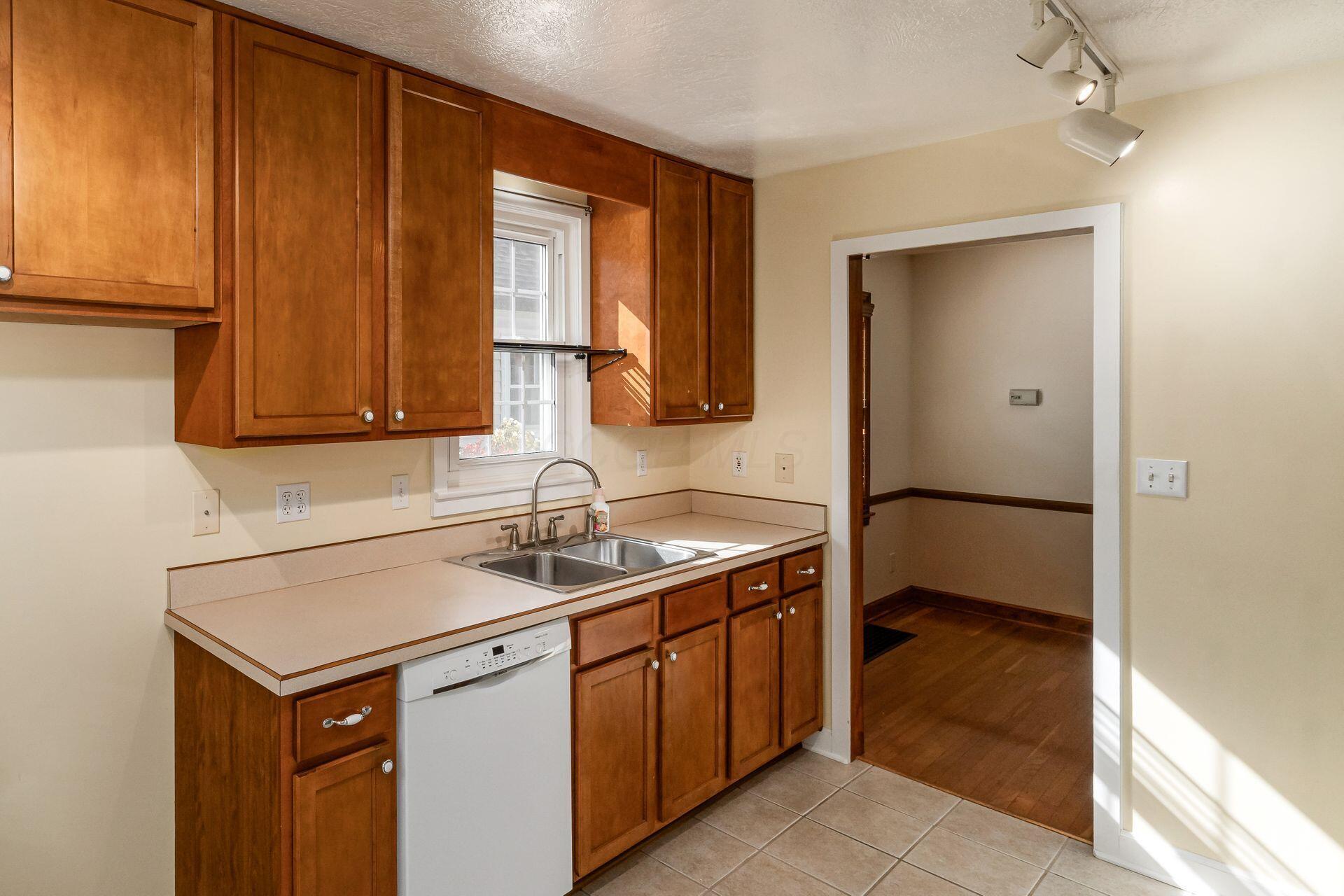 696 Vernon Road Columbus, OH 43209 - Photo 15 of 46 Kitchen