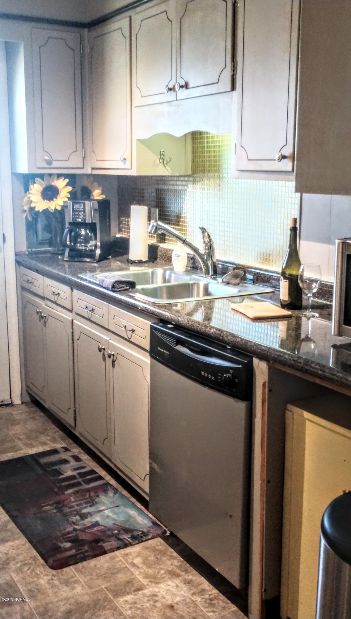 3200 Oaks Road New Bern, NC 28560 - Photo 10 of 38 Kitchen