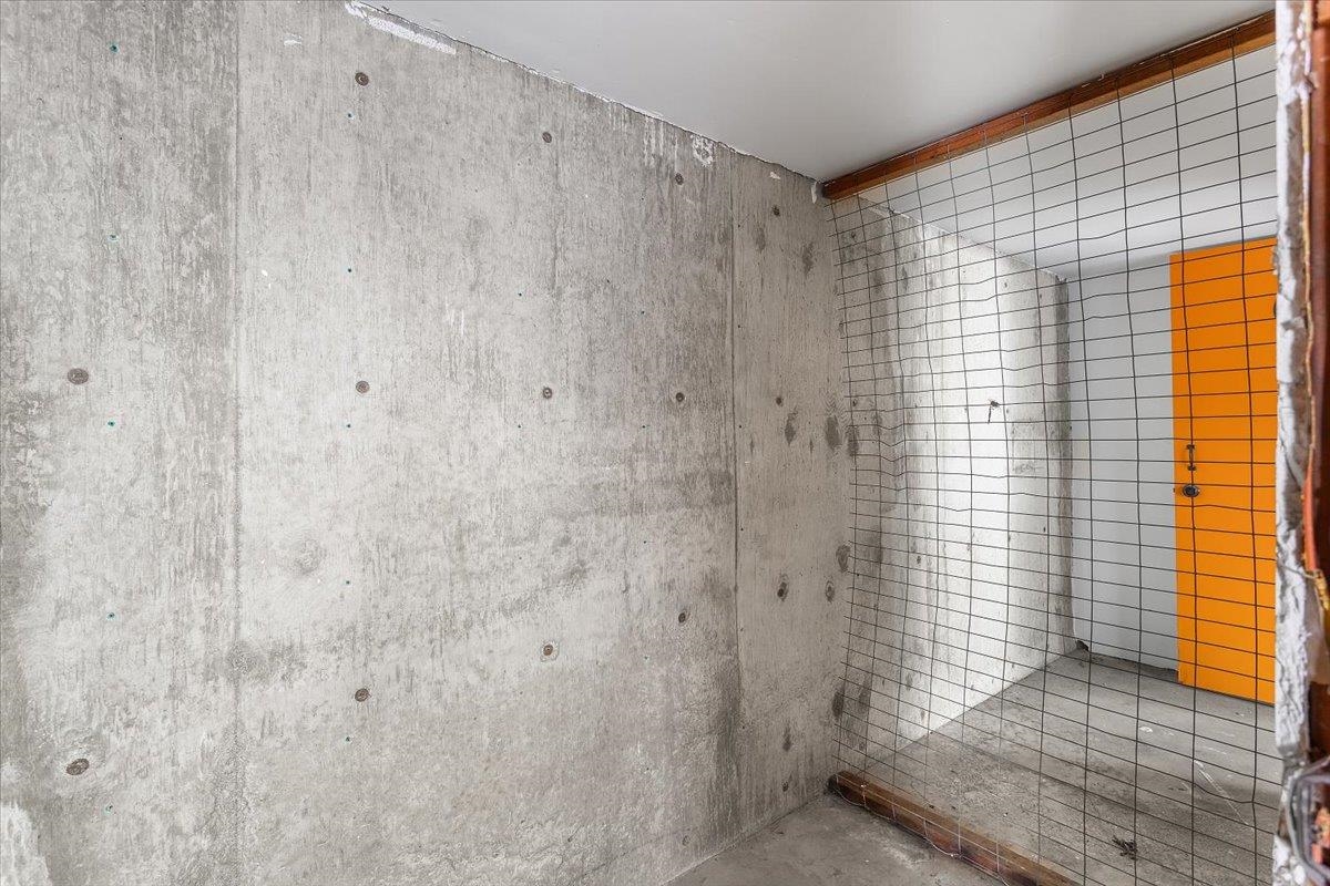 1610 Milvia Street Berkeley, CA 94709 - Photo 20 of 24 a bathroom with a shower