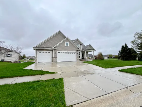 $525,000 | 1260 Chippewa Drive, Hartford, WI 53027