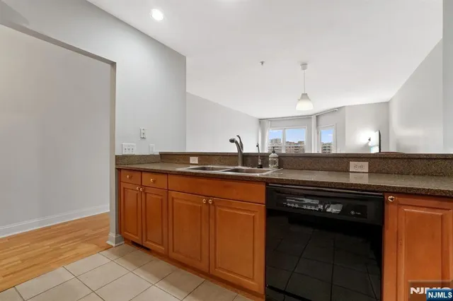 $625,000 | 206 The Promenade, Unit 206, Edgewater, NJ 07020