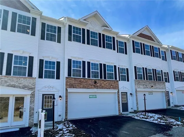 $2,800 | 715 Ravenshire Court, Coraopolis, PA 15108