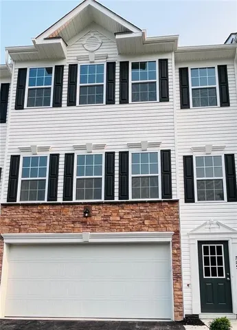 $2,800 | 715 Ravenshire Court, Coraopolis, PA 15108