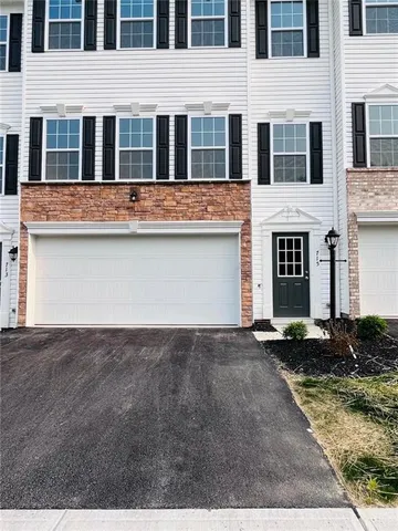 $2,800 | 715 Ravenshire Court, Coraopolis, PA 15108