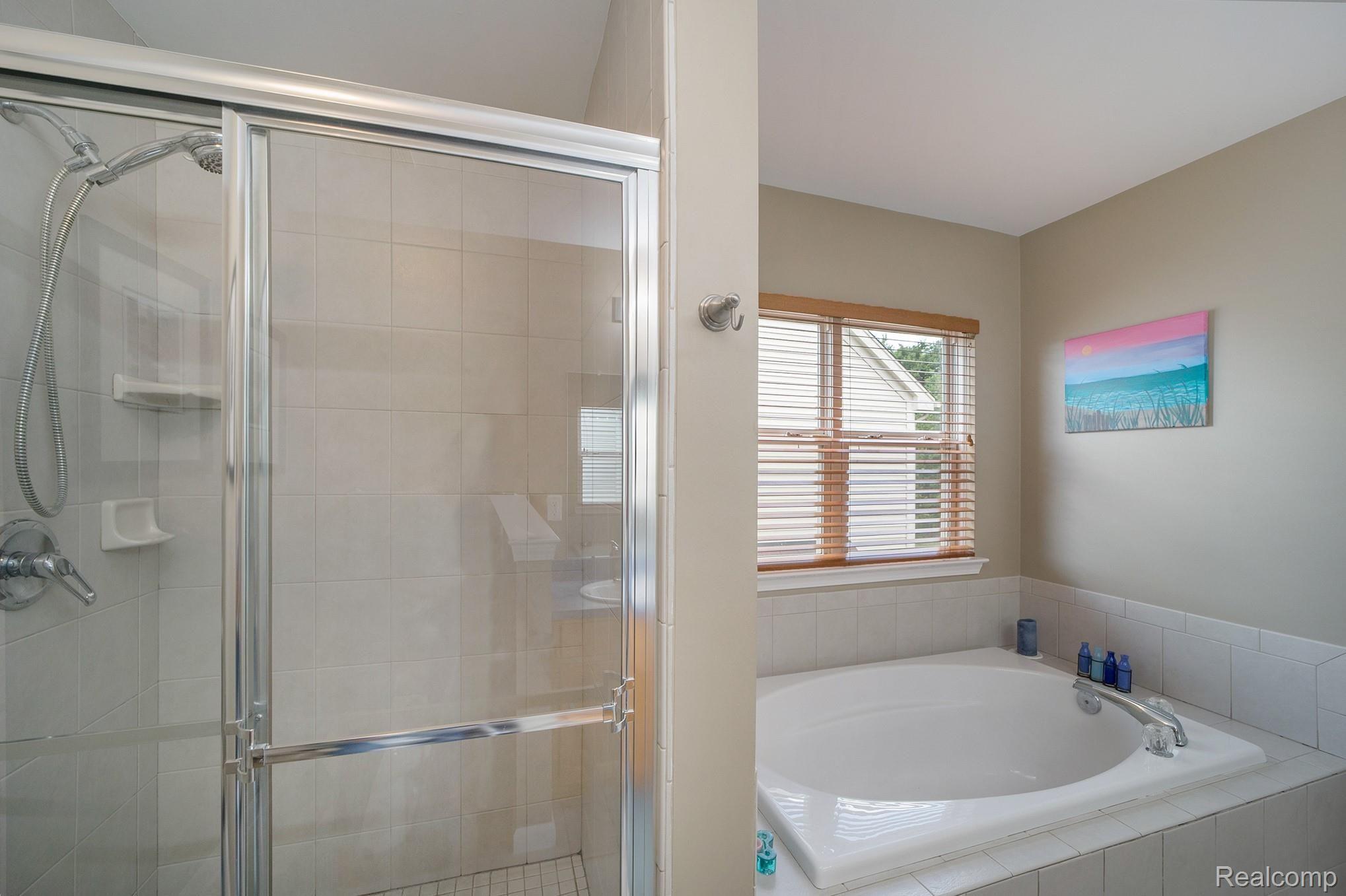 30753 Bradmore Road Warren, MI 48092 - Photo 16 of 38 2nd view of Master bathroom.jpg