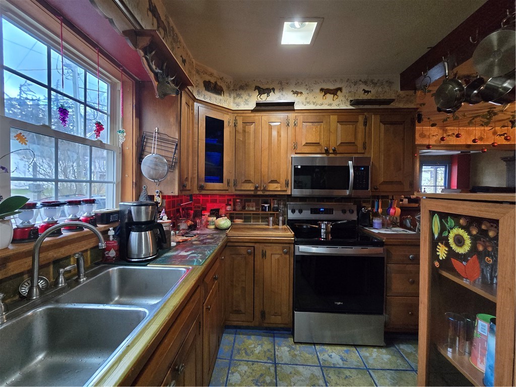 39 Delaware Avenue Andes, NY 13731 - Photo 10 of 38 right side 4 bd unit