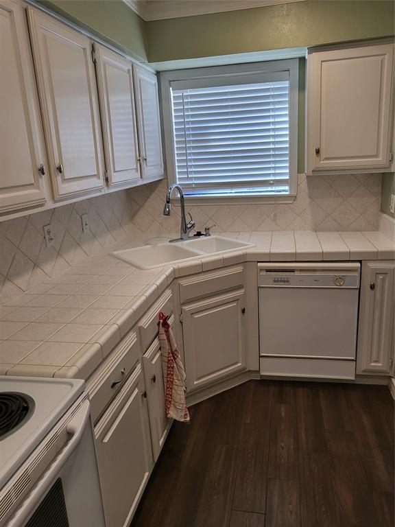 2010 Cloisters Drive, Unit 2311 Arlington, TX 76011 - Photo 11 of 24 a kitchen with a sink stove and cabinets