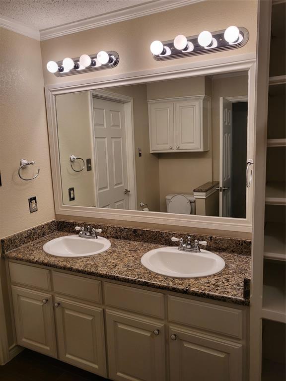 2010 Cloisters Drive, Unit 2311 Arlington, TX 76011 - Photo 13 of 24 a bathroom with a sink double vanity and a mirror