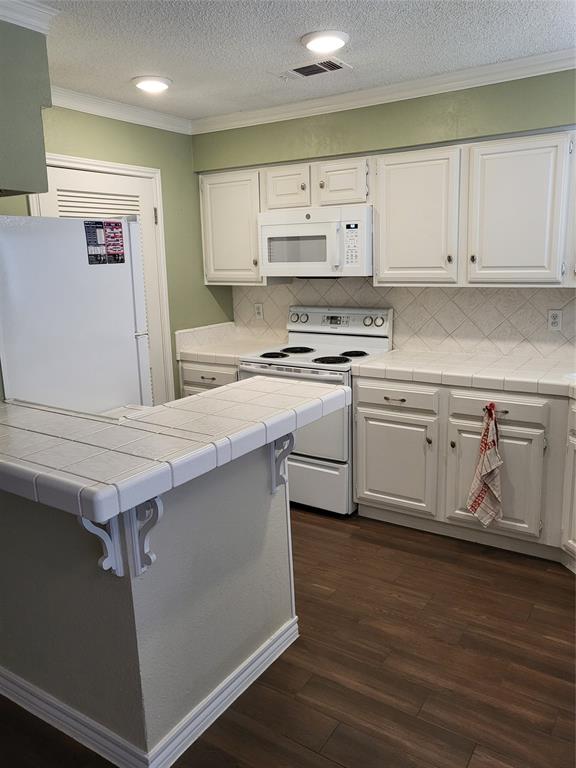 2010 Cloisters Drive, Unit 2311 Arlington, TX 76011 - Photo 5 of 24 a kitchen with stainless steel appliances a sink cabinets and wooden floor