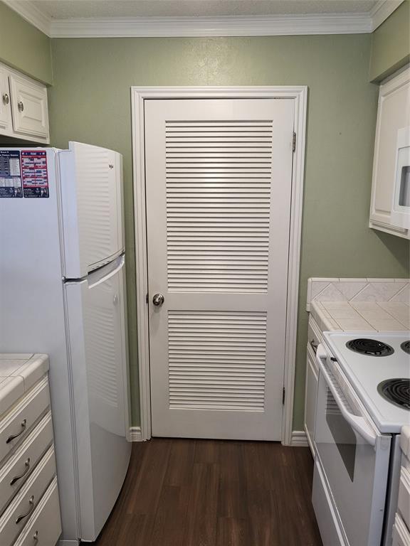 2010 Cloisters Drive, Unit 2311 Arlington, TX 76011 - Photo 7 of 24 a view of a kitchen with refrigerator and wooden floor