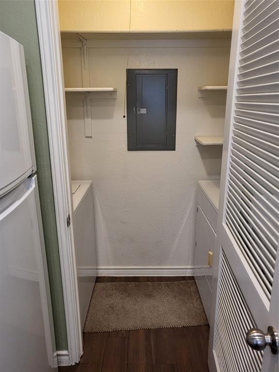 2010 Cloisters Drive, Unit 2311 Arlington, TX 76011 - Photo 8 of 24 a bathroom with a sink and toilet