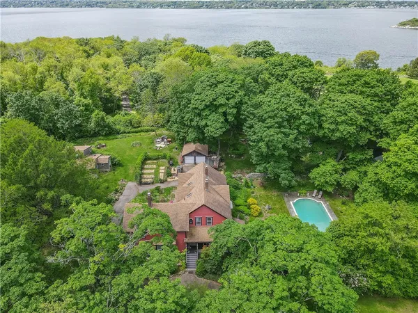 $1,875,000 | 219 Nanaquaket Road, Tiverton, RI 02878
