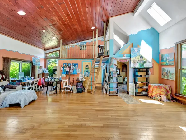 $1,875,000 | 219 Nanaquaket Road, Tiverton, RI 02878