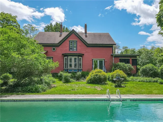 $1,900,000 | 219 Nanaquaket Road, Tiverton, RI 02878